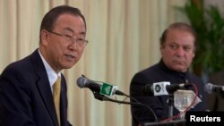 United Nations Secretary-General Ban Ki-moon (L) speaks with Pakistan's Prime Minister Nawaz Sharif during a joint news conference at the Prime Minister's residence in Islamabad, August 14, 2013.