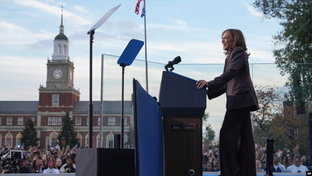 Nakon što je pozvala bivšeg predsjednika Donalda Trumpa da mu čestita na pobjedi, potpredsjednica Kamala Harris drži govor o ustupcima u kampusu Univerziteta Howard u Washingtonu, 6. novembra 2024. godine.