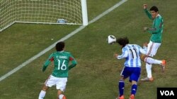 Carlos Tévez abre el marcador ante México tras recibir el pase de Lionel Messi cuando estaba inhabilitado por un claro fuera de juego.