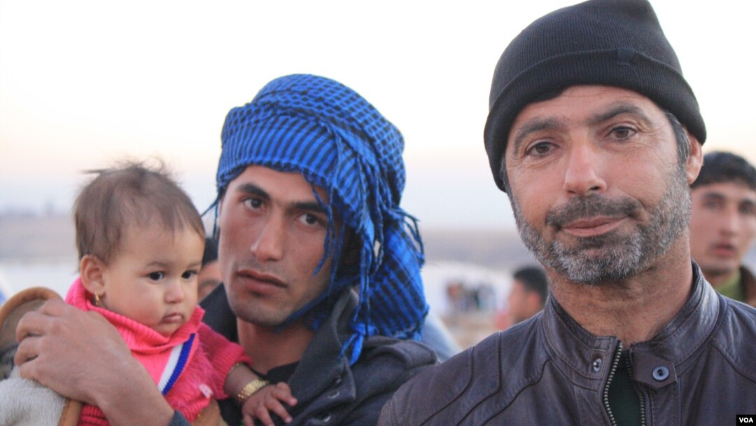 Petani di kota Mosul, Ibrahim Inaimy (kanan) mengatakan bahwa ia melarikan diri ke kamp pengungsi Hassan Sham di Kurdistan, Irak minggu lalu, ujarnya hari Rabu (7/12).