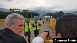 Kevin McCarthy, legislador republicano por California, durante una visita a la frontera entre Colombia y Venezuela con otros 9 senadores y representantes de EE.UU., el jueves 19 de abril de 2019. Foto: Cortesía Cancillería Colombia.