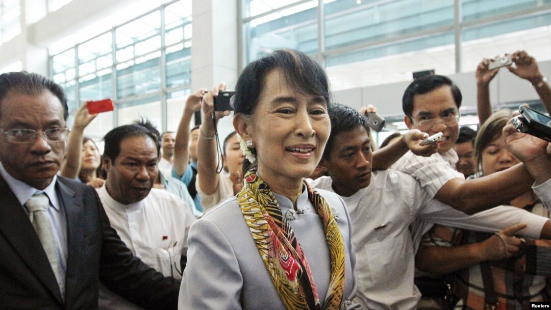 Bà Aung San Suu Kyi của Myanmar tại sân bay quốc tế Yangon, ngày 13/6/2012