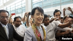  آنگ سان سوچی، رهبر جنبش دموکراتیک برمه، در فرودگاه رانگون