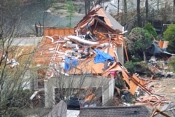 Una casa perdió parte del techo en la subdivisión de Eagle Point, en Hoover, Alabama, después que un tornado pasó por el lugar. Marzo 25 de 2021.