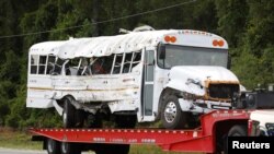 El autobús es remolcado después de volcarse en un accidente fatal que llevaba a trabajadores a una granja de melones, cerca de Dunnellon, Florida, EEUU, el 14 de mayo de 2024.