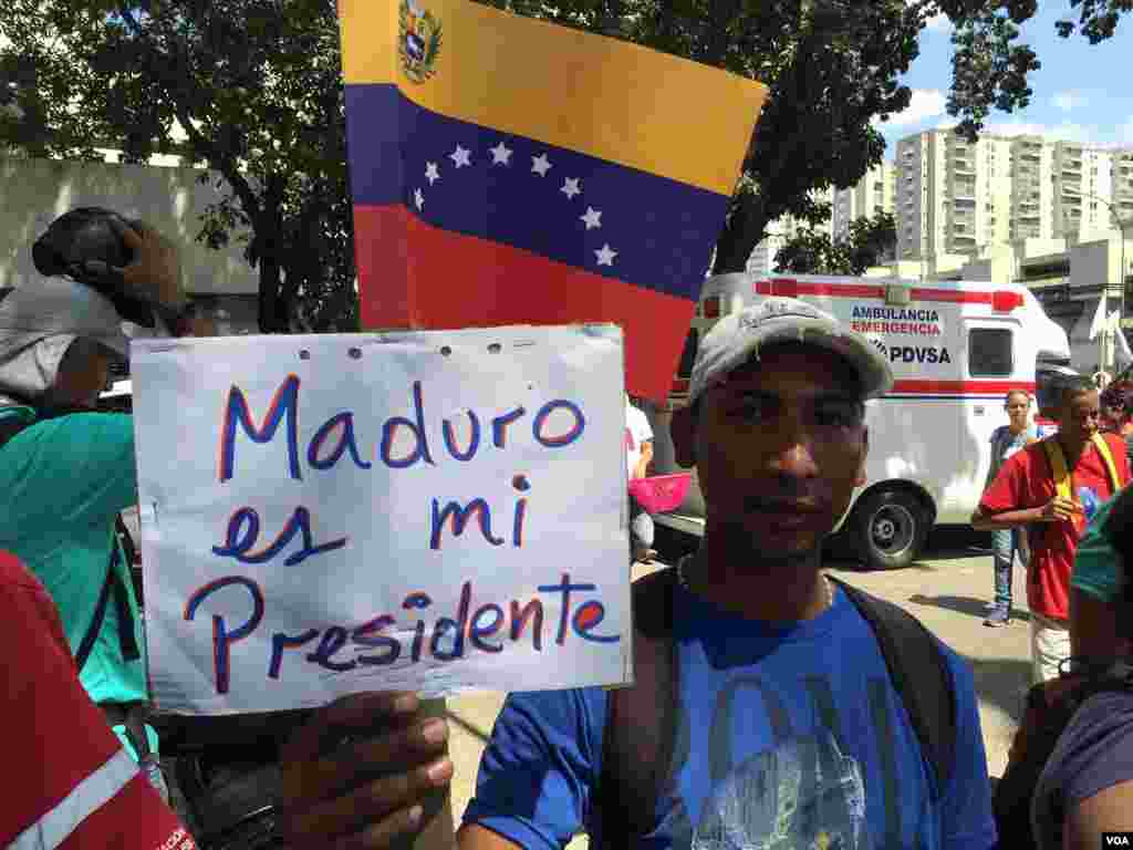 Empleados públicos y seguidores del gobierno también se concentraron en la céntrica avenida Bolívar de Caracas para apoyar al presidente en disputa, Nicolás Maduro.