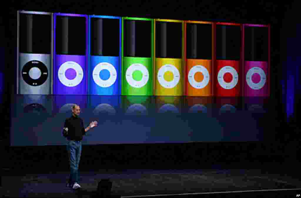 Apple CEO Steve Jobs announces a new version of the iPod Nano during a special event in San Francisco, California, 2008. (AFP)