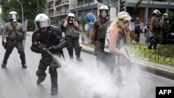 Policia dhe protestuesit përleshen në Greqi