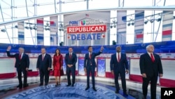 Los siete precandidatos republicanos que tomaron parte en el segundo debate de primarias, celebrado el 27 de septiembre de 2023, en Simi Valley, EEUU.