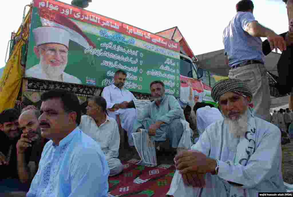 شاہراہ دستور اور اس کے گردونواح کا علاقہ عام دنوں میں غیر متعلقہ افراد کے لیے ممنوع ہوتا ہے۔