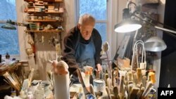Seniman dan penyintas Holocaust, Frederick Terna, bekerja di studionya saat diwawancarai AFP di rumahnya di Brooklyn, New York City, 4 Desember 2019. (Foto: AFP)
