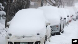 Una tormenta de nieve sepultó vehículos y llenó las carreteras en Colorado el 26 de noviembre de 2019.