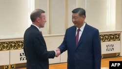 El asesor de seguridad nacional de Estados Unidos, Jake Sullivan (izq.), estrecha la mano del presidente de China, Xi Jinping, durante su reunión en el Gran Salón del Pueblo en Beijing el 29 de agosto de 2024.