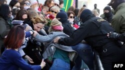 Policia bjelloruse duke u përleshur me gratë protestuese, Minsk, 19 shtator 2020