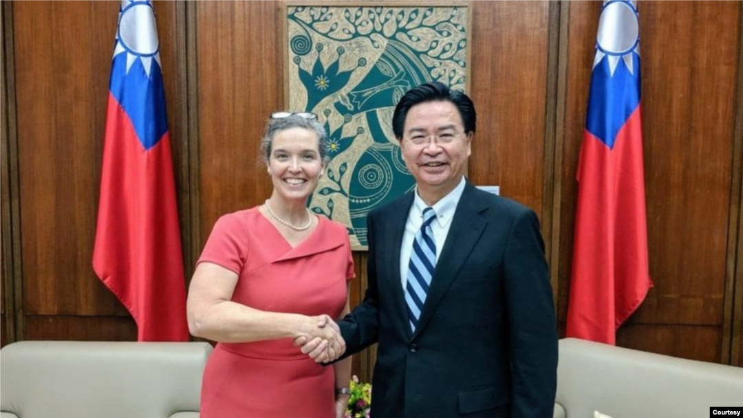 Bà Sandra Oudkirk gặp gỡ quan chức Đài Loan hồi tháng 7/2021.