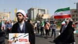 Një klerik iranian mban një poster kundër Izraelit gjatë një proteste kundër Izraelit në Teheran, Iran, më 19 prill, 2024/Wana përmes Reuters