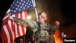 Un miembro del grupo Veteranos por la Paz protesta en Oakland, California la decisión del gran jurado en Ferguson, al extenderse las manifestaciones a 170 ciudades alrededor del país.