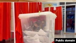 Seçki qutusuna "Meydan TV"-nin həbsdə olan əməkdaşlarının fotosu atılıb (Mənbə: Sosial şəbəkə)