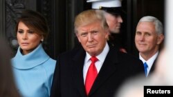 Presiden Donald Trump dan Melania Trump meninggalkan lokasi pelantikan di Gedung Capitol, 20 Januari 2017. Wakil Presiden Mike Pence di sebelah kanan.