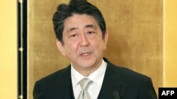 Perdana Menteri Jepang Shinzo Abe memberikan pernyataan mengenai nuklir Korea Utara. kepada wartawan hari Kamis (4/1). 