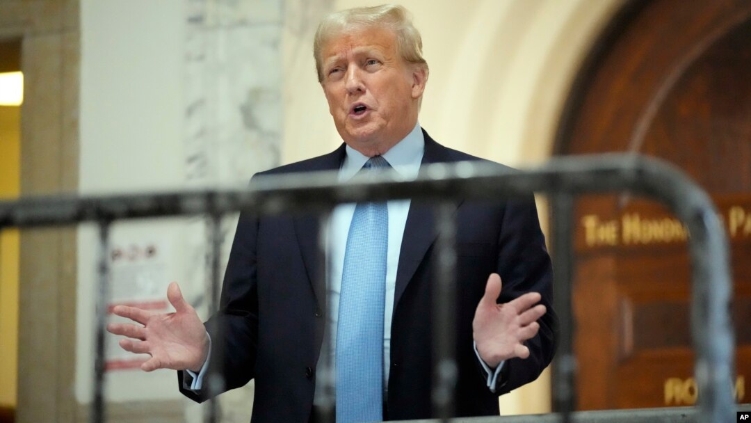 Mantan Presiden AS Donald Trump berbicara saat kembali ke ruang sidang untuk kasus penipuan bisnis perdata di New York, Rabu, 18 Oktober 2023. 