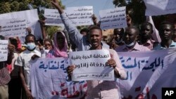 Para jurnalis Sudan ikut melakukan aksi menuntut kebebasan pers, di Khartoum, Sudan (16/11).