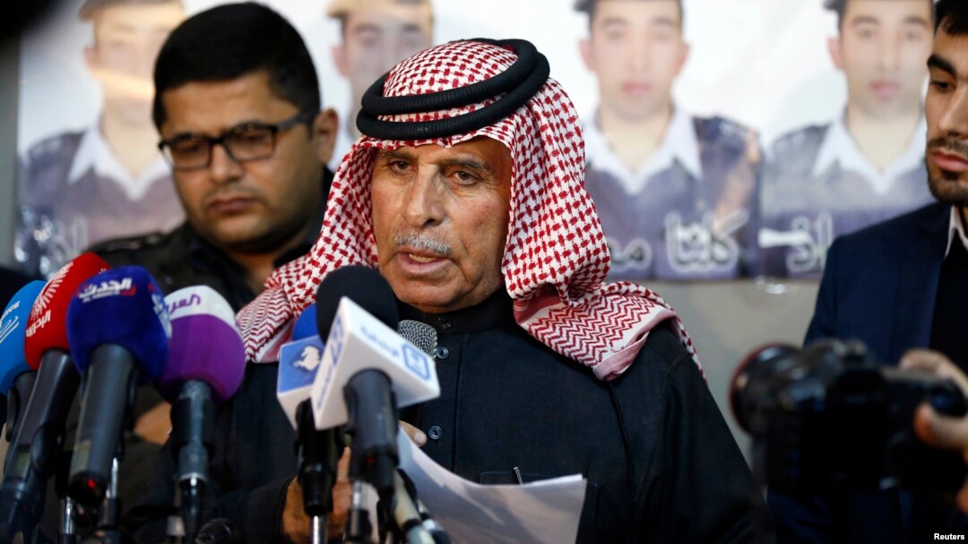 Safi al-Kaseasbeh, ayah dari pilot Muath al-Kaseasbeh memohon pembebasan putranya di Amman, Yordania, Minggu (1/2).
