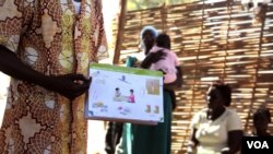 A health worker explains birth control at a clinic outside Juba, South Sudan. (H. McNeish for VOA)