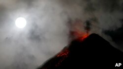 Lava mengalir menuruni lereng gunung berapi Gunung Mayon di Kota Domingo, Provinsi Albay sekitar 340 kilometer tenggara Manila, Filipina, 1 Februari 2018. (Foto: AP)