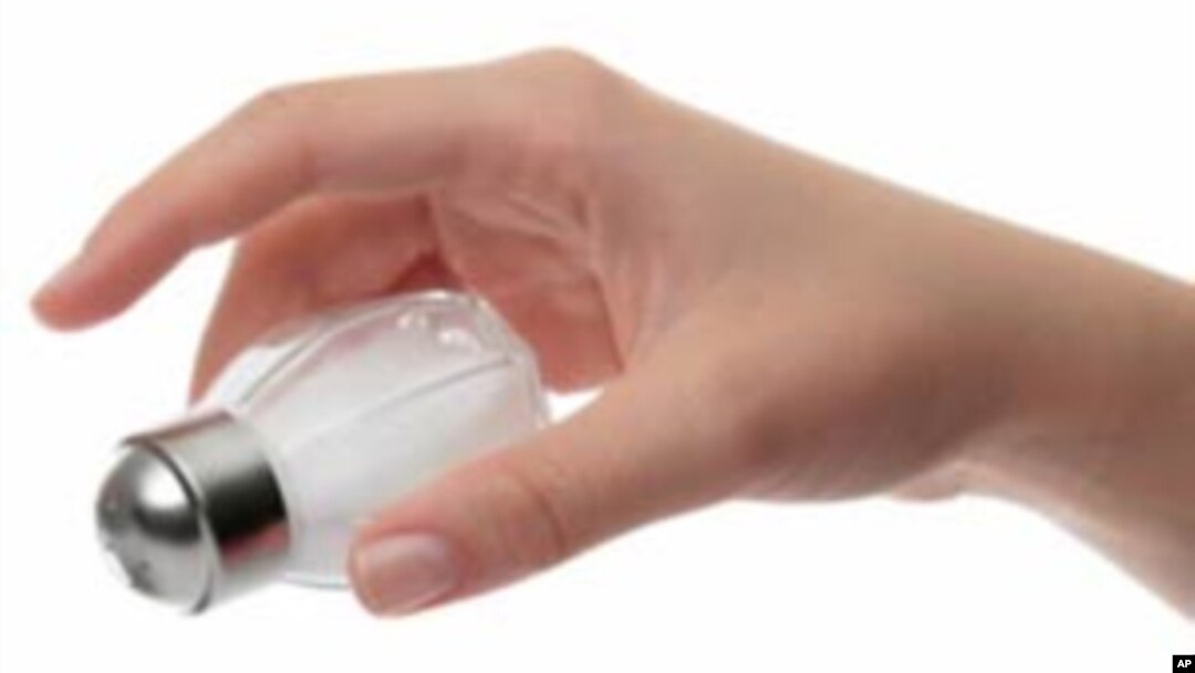 Những người trưởng thành nên tiêu thụ dưới 2 gram sodium và dưới 5 gram muối mỗi ngày