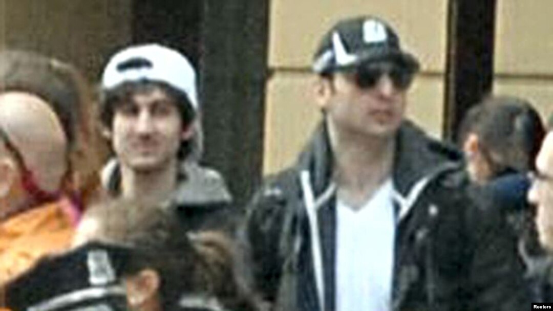 Los hermanos Tsarnaev vistos antes de la explosión de las bombas en Boston, en una foto difundida por el FBI.