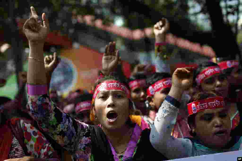 Buruh garmen Bangladesh meneriakkan slogan-slogan saat berdemo pada Hari Buruh di Dhaka, Bangladesh, 1 Mei 2017.