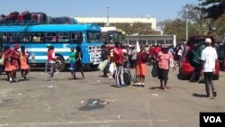 Amabhasi athwala abantwana ababuyela ezikolo.