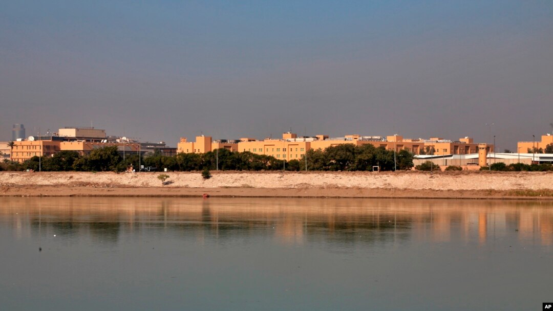 ARCHIVO: La embajada de EEUU en Bagdad vista desde la orilla opuesta del río Tigris el 3 de enero de 2020.