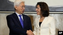 资料照片: 2024年3月11日美国商务部长雷蒙多(右)与菲律宾贸工部部长阿尔弗雷多·帕斯夸尔举行新闻发布会