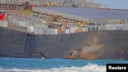 Bagian kapal MV Wakashio yang terbelah di Riviere des Creoles, 13 August 2020. MV Wakashio, kapal milik perusahaan Jepang tapi berbendera Panama, menabrak karang di Mauritius, pekan lalu. (Foto: Reuters)