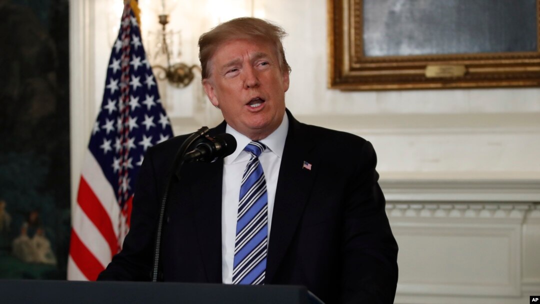 Presiden AS Donald Trump memberikan pidato tanggapan atas penembakan massal terbaru di satu SMU di Florida, hari Kamis (15/2). 