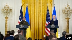 美国总统拜登和乌克兰总统泽连斯基2022年12月21日在白宫举行新闻发布会。