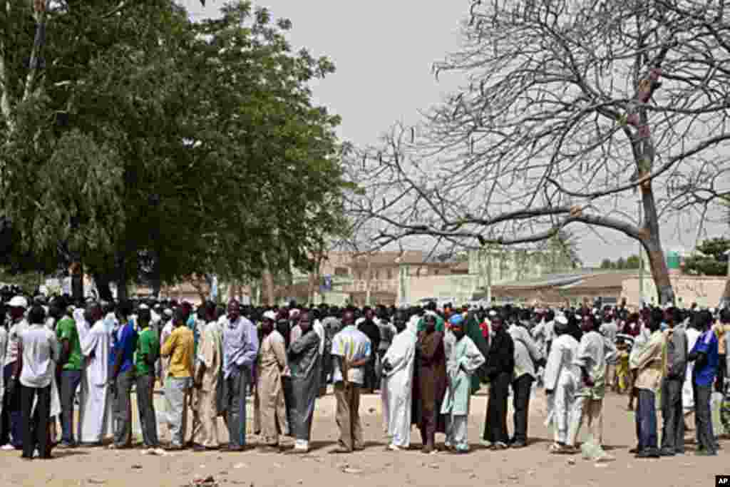 Voters queue to register during parliamentary elections in Kano, northern Nigeria, April 1, 2011 (Reuters image)