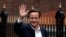 2015年5月8日英国首相卡梅伦在伦敦保守党总部向人群挥手致意。