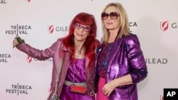 Penata kostum (stylist) Patricia Field, kiri, dan aktor Kim Cattrall menghadiri pemutaran perdana film "Happy Clothes" di Teater SVA di New York (foto: dok). 