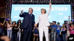 Hillary Clinton le agradeció por el corrido que Fernández le compuso.