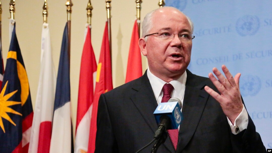 Ex embajador de Venezuela en la ONU, Rafael Ramirez, durante una conferencia de prensa en la sede de la Naciones Unidas. El gobierno venezolano ha anunciado que investigará a Ramírez por acusaciones de corrupción en la petrolera estatal PDVSA.
