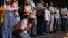 ARCHIVO - La madre de un venezolano detenido durante las protestas contra los resultados de las elecciones presidenciales reza durante una vigilia con velas en la Universidad Central de Venezuela en Caracas, Venezuela, el 17 de diciembre de 2024. REUTERS/Gaby Oraa