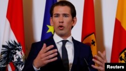 Kanselir Austria Sebastian Kurz, yang akan menjadi tuan rumah KTT membahas isu migrasi, menyerukan peningkatan peran polisi perbatasan Uni Eropa atau "Frontex". 