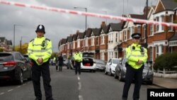 Polisi berjaga-jaga dekat perumahan di Harlesden Road, London utara, 28 April 2017. 