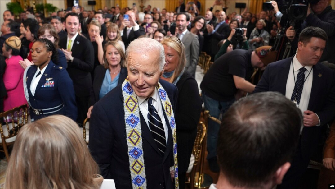 El presidente Joe Biden se retira tras firmar una proclamación para establecer el Monumento Nacional Chuckwalla y el Monumento Nacional Sáttítla Highlands durante un evento en la Sala Este de la Casa Blanca, el martes 14 de enero de 2025, en Washington. (Foto AP/Evan Vucci)