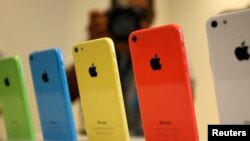 El iPhone 5C llega en cinco nuevos colores, mientras que a los tradicionales blanco y negro del 5s se le agrega el color dorado.