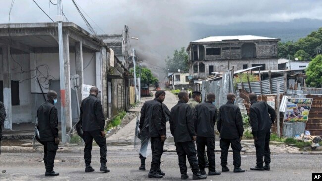 Polisi wa kupambana na ghasia wakipiga doria baada ya ghasia mjini Moroni