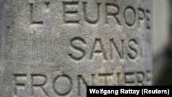 Pierre commémorative de l'Accord de Schengen, à Schengen, Luxembourg, 27 janvier 2016. 